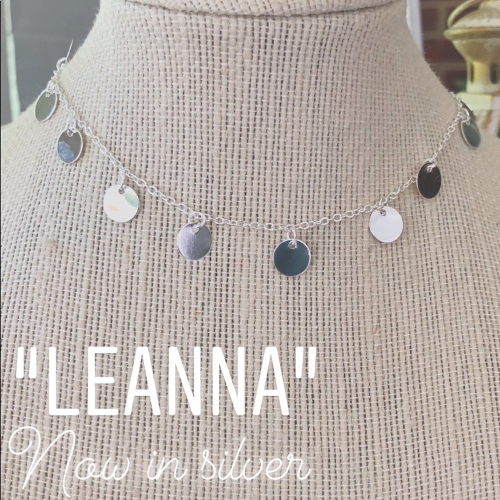 Silver dangling pendant choker necklace